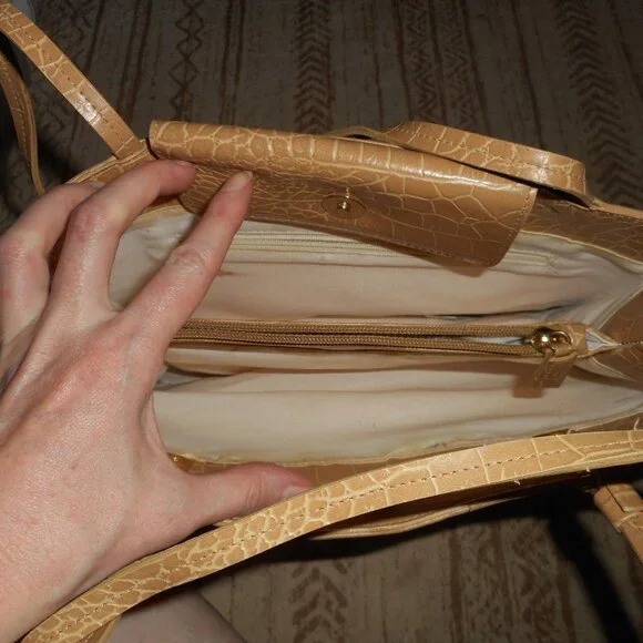 Vintage Guess handbag in camel color crocodile like pattern - Picture 5 of 9